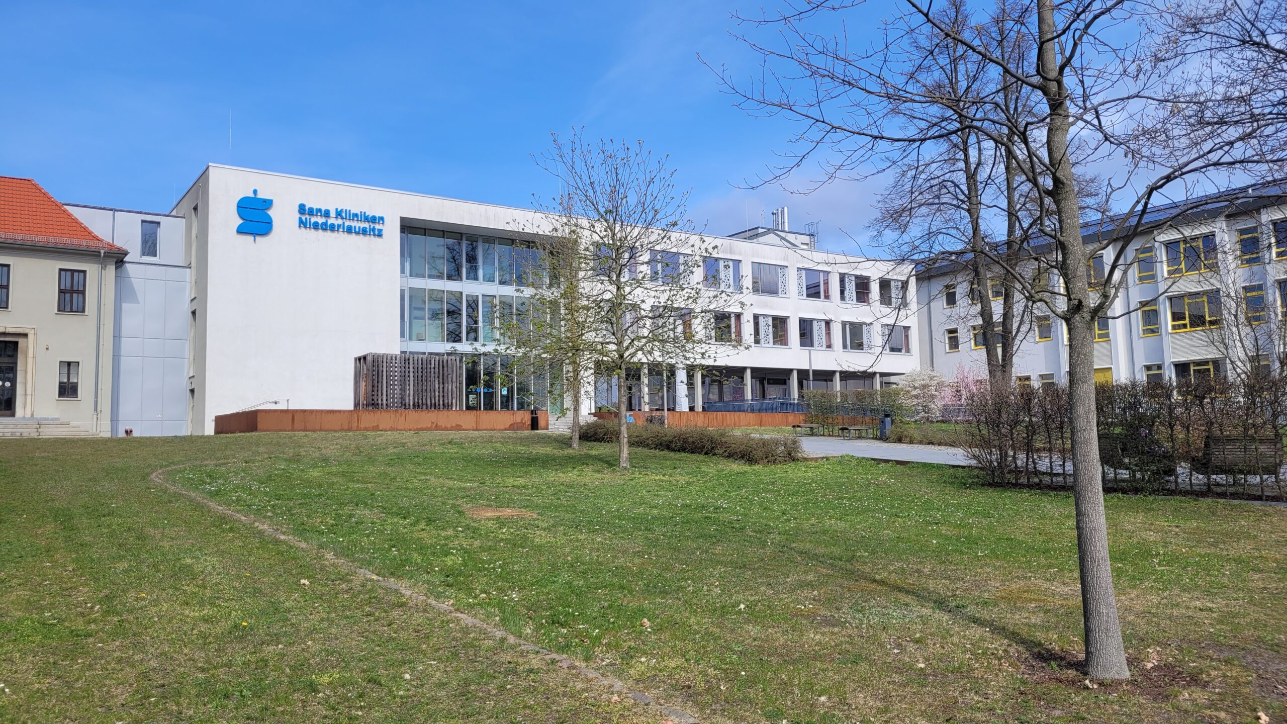 Außenansicht der Sana Kliniken Niederlausitz als teilnehmender Klinikstandort der Initiative „SOS nach Vergewaltigung
